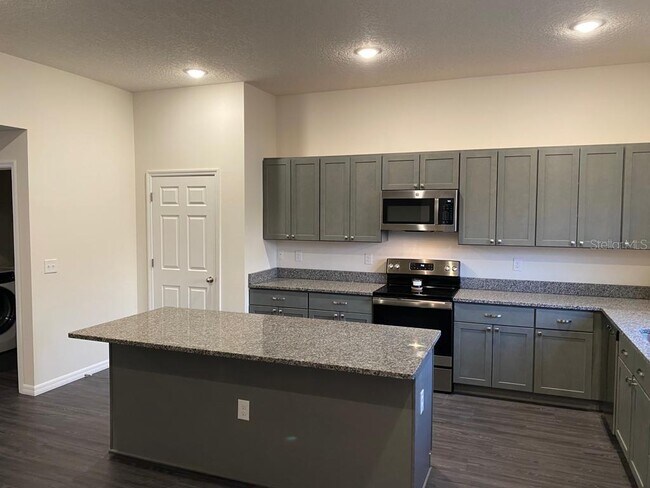 Building Photo - 945 Luna Terrace