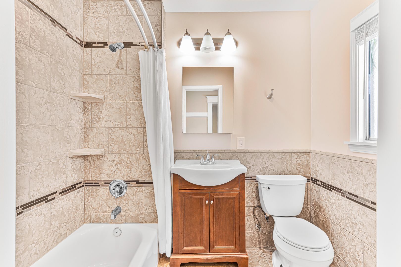 Building Photo - 1460 Gaviota Ave