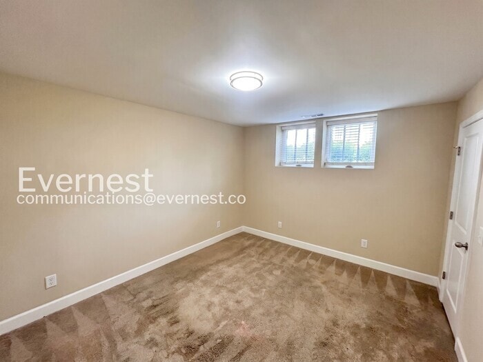 Building Photo - 351 Kara Ln