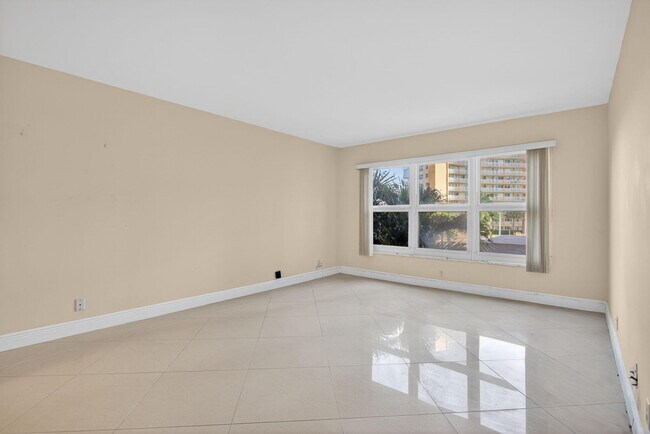 Building Photo - 405 N Ocean Blvd