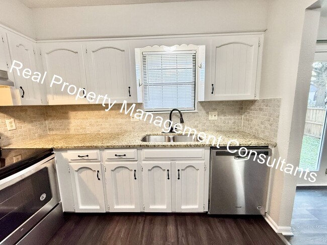 Building Photo - Beautifully Updated Split-Level 3 Bedroom Home! Deposit Free Living Available via Obligo