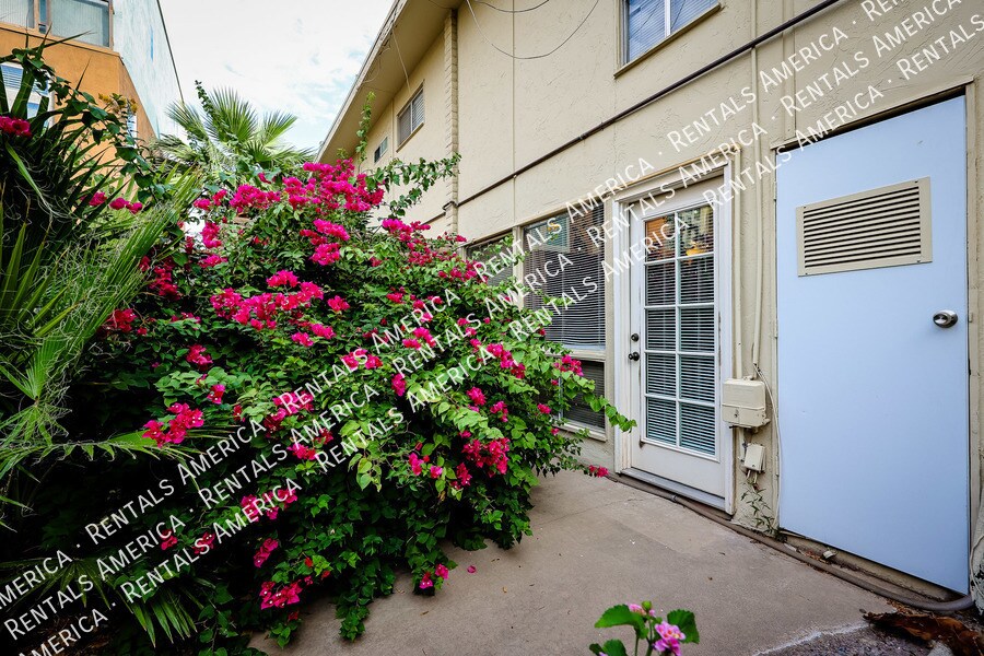 Building Photo - 4820 N Woodmere Fairway