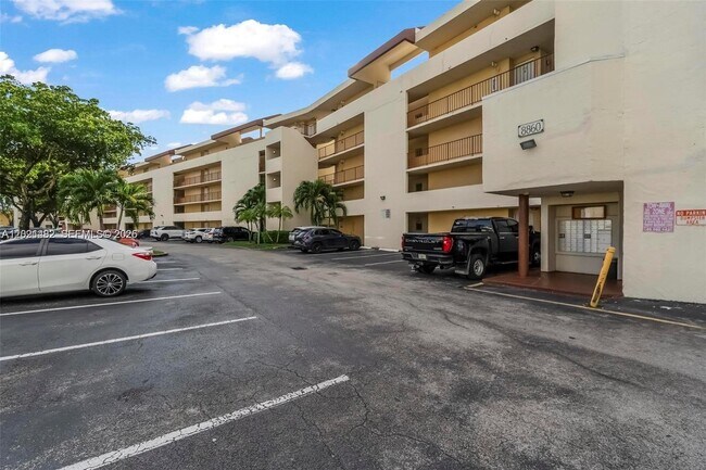 Building Photo - 8860 Fontainebleau Blvd