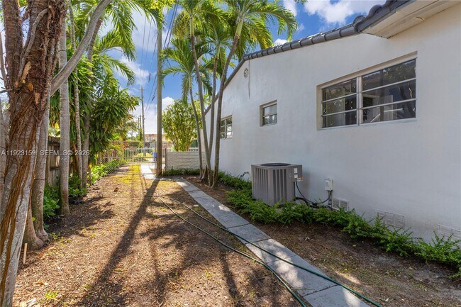 Building Photo - 2221 SW 13th St