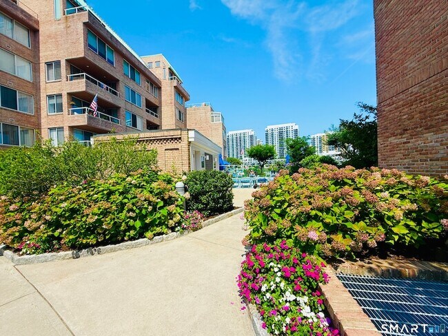 Building Photo - 98 Southfield Ave
