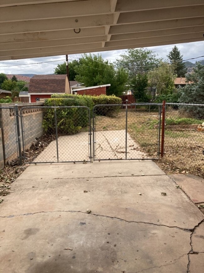 Building Photo - Move-In Bonus - 2 bed, 1 bath Basement Apa...