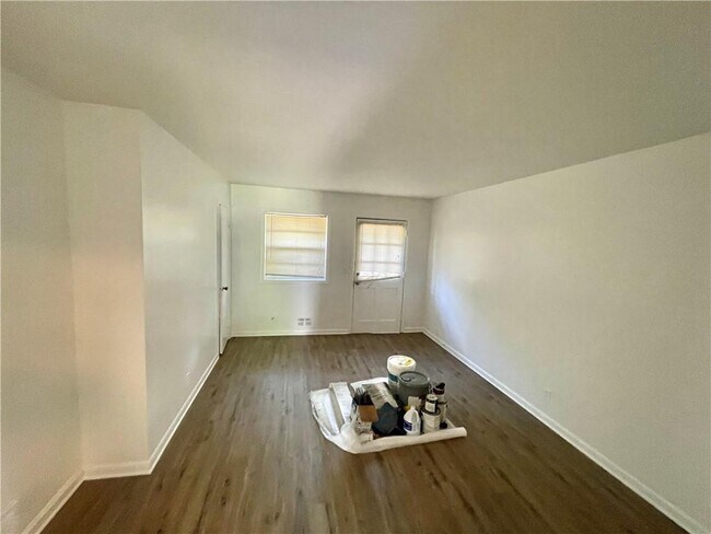 Building Photo - 2916 Skyland Dr NE