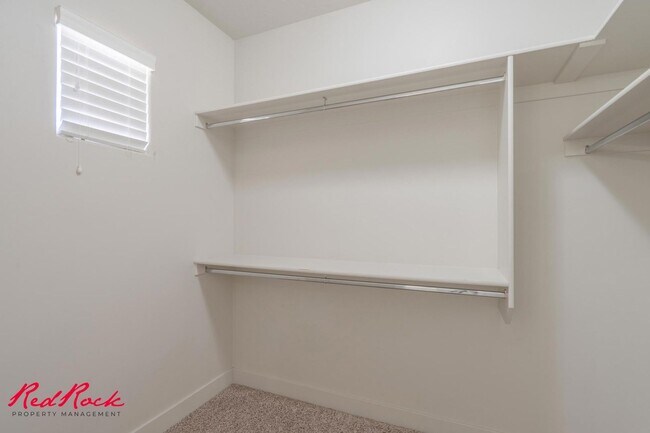 Building Photo - Pet Friendly 4 Bedroom Home! Internet Incl...