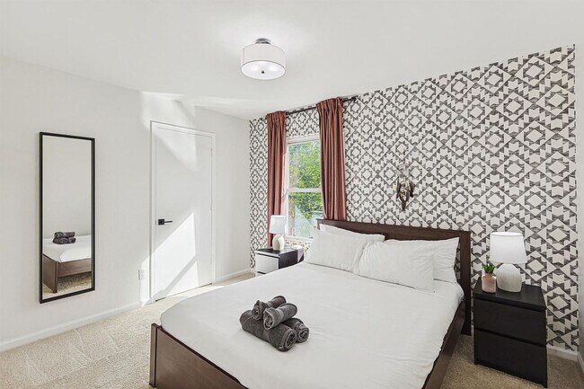 Building Photo - 6872 Greenleaf Dr