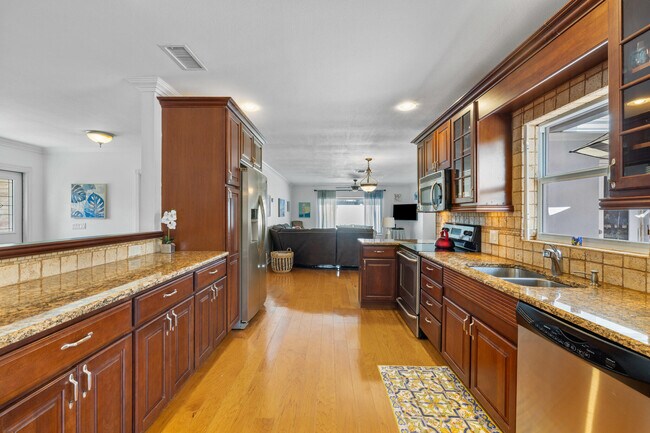 Building Photo - 925 Cypress Dr