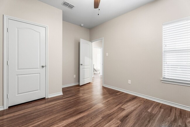 Building Photo - 807 Hamilton Pk Dr