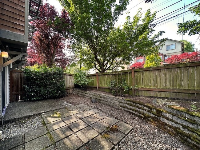 Building Photo - 3bs/2.5ba Seattle Townhome