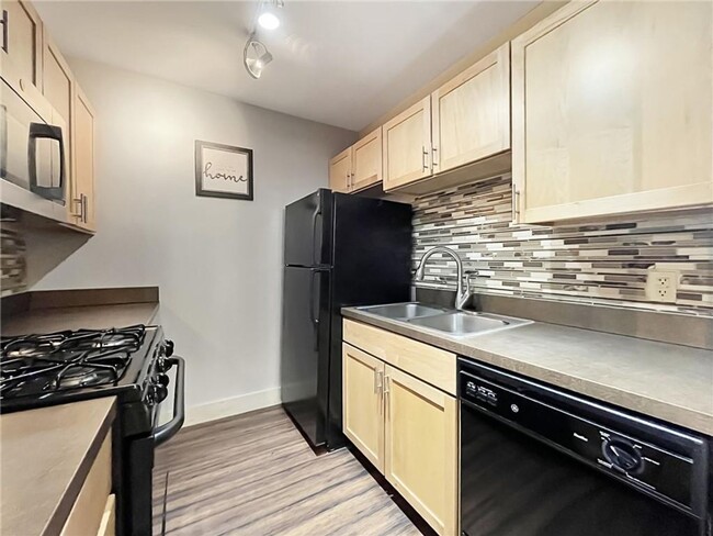 Building Photo - 2 Bedroom / 1.5 Bath Unit in Metropolitan ...