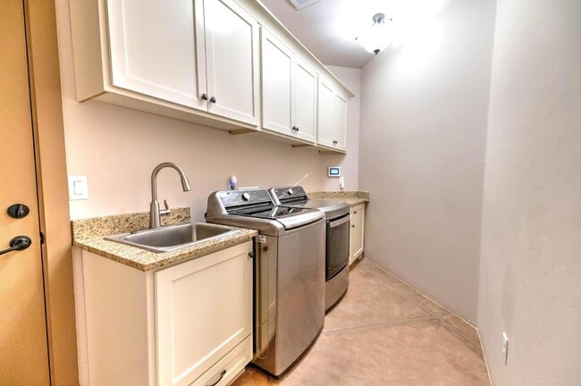 Building Photo - "Spacious Tucson Retreat with Granite Elegance and Cozy Fireplace – 4 Bed, 3.5 Bath Gem!"