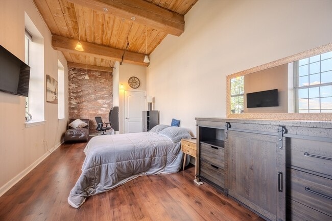 Building Photo - 52 Lawrence Dr