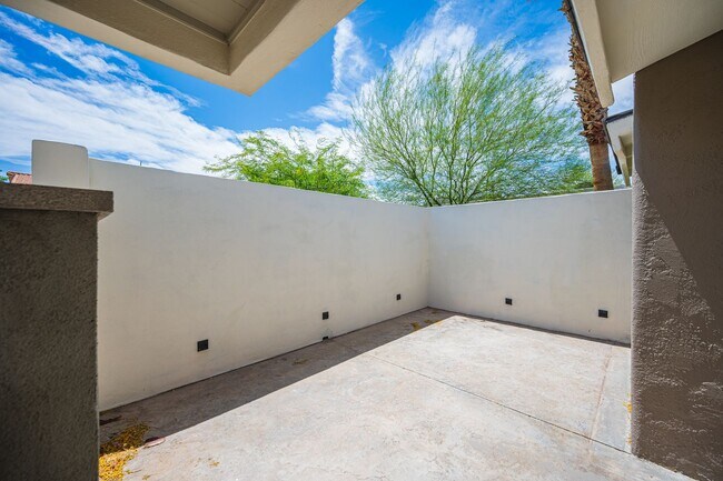 Building Photo - European-inspired Mid-Century Henderson Home!