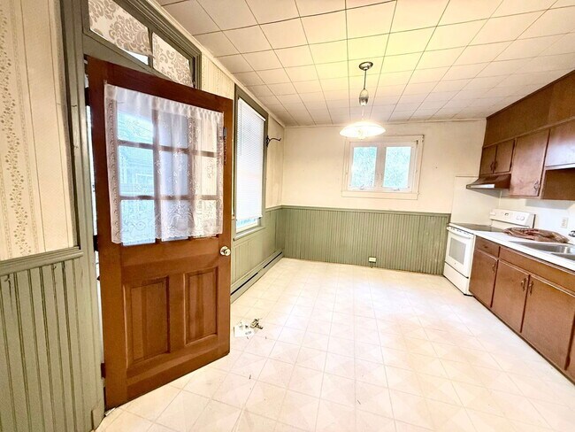 Building Photo - 463 Walnut St