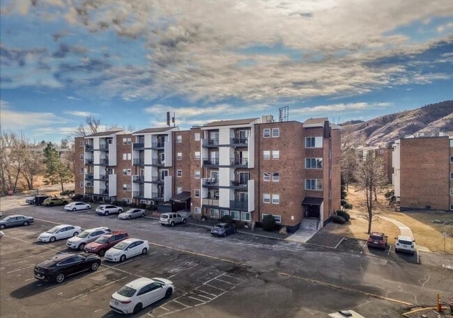 Building Photo - 1150 Golden Cir