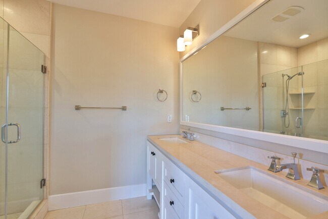 Building Photo - Modern 3-Bedroom Townhome with Rooftop Dec...