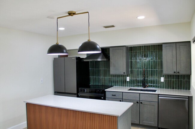 Building Photo - Fully Renovated 3/3 Northwood Home with Gu...