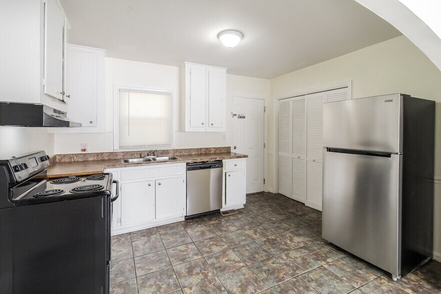 Building Photo - 1111 Burbank Cir