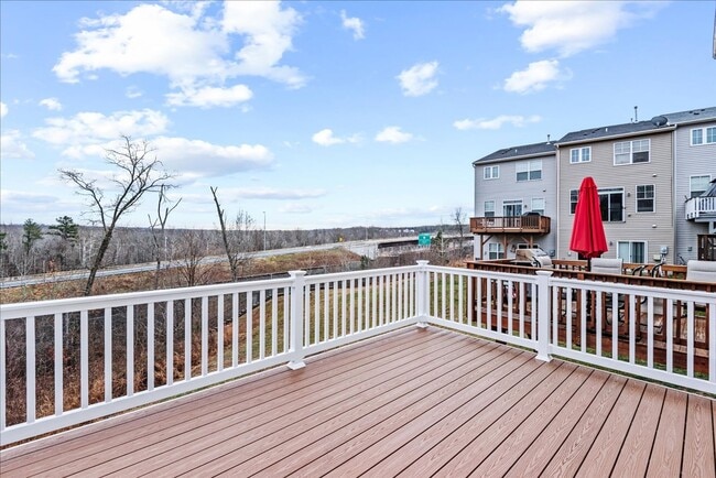 Building Photo - Commuter Friendly 3 Bed 3.5 Bath Townhome