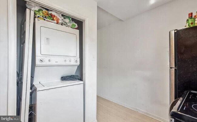 Building Photo - 2606 W Girard Ave