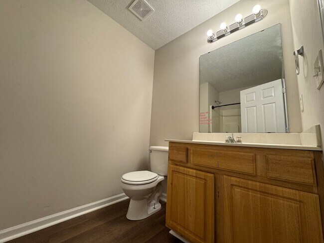 Building Photo - Spacious 3 bedroom, two bathroom home close to GM, Magna and Industrial Park