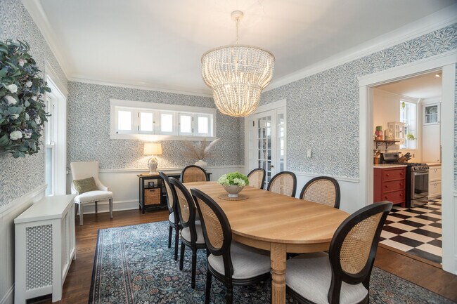 Building Photo - 901 W Ainslie St