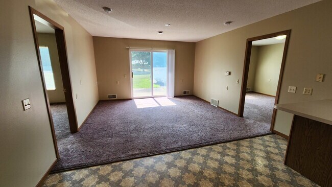 Building Photo - 2 Bedroom, 1.5 Bathroom Apartment In Secur...