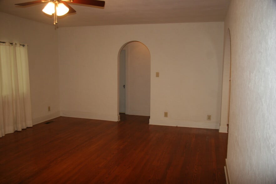 Building Photo - 215 Lincoln St