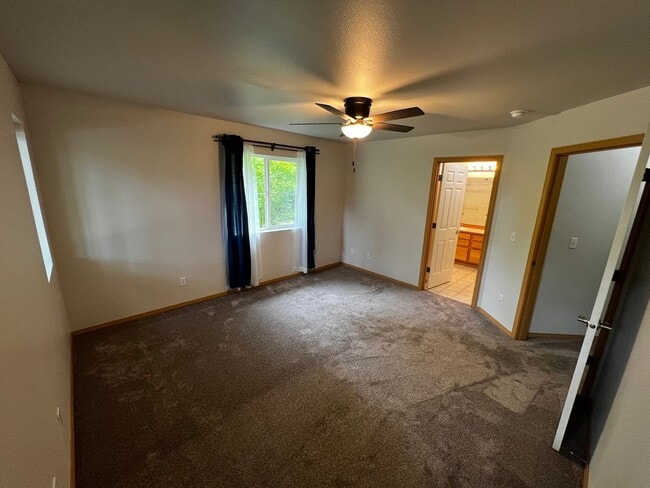 Building Photo - DuPont, end unit, 3 bedroom, 2.5 bath Townhome