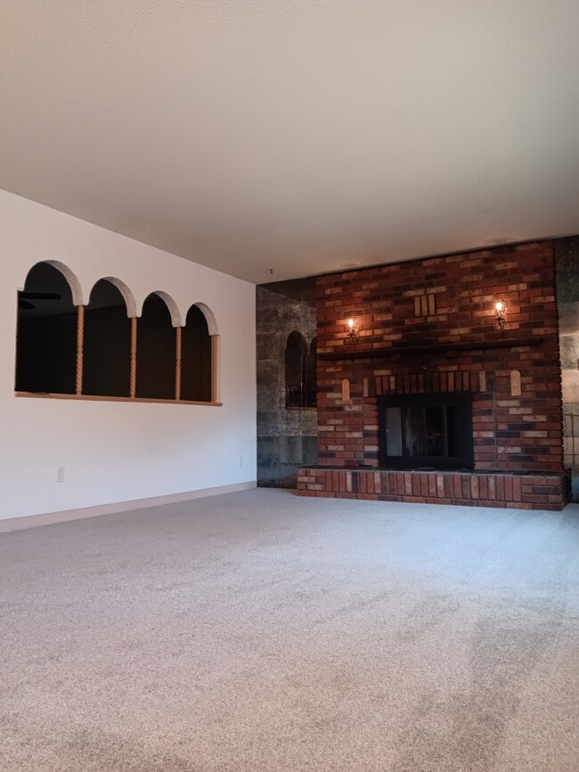 Primary Photo - 2479 Malletts Bay Ave