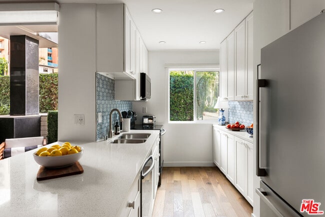 Building Photo - 7250 Franklin Ave