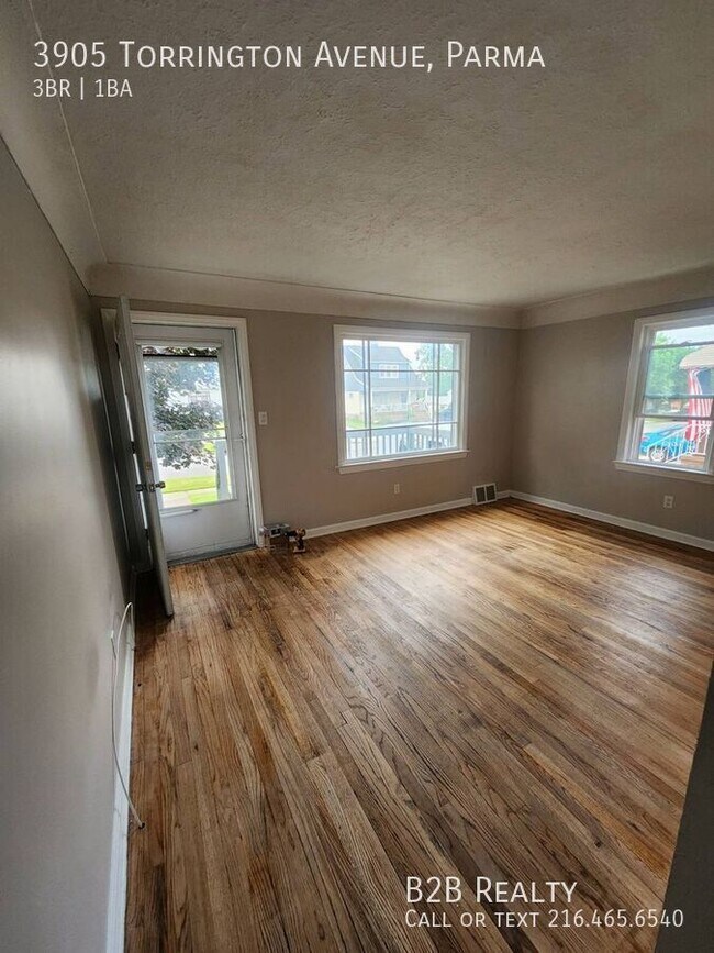 Building Photo - 3905 Torrington Ave