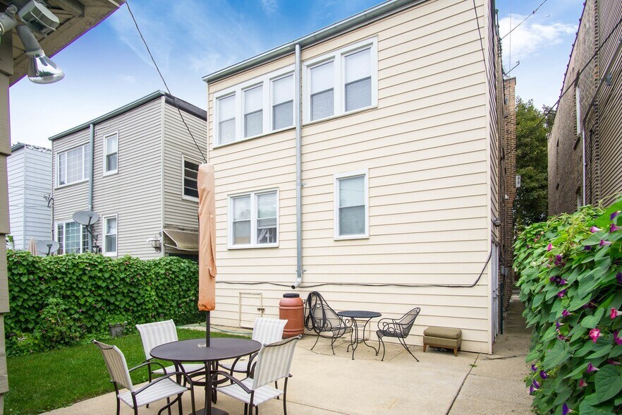 Building Photo - 3824 N Sawyer Ave
