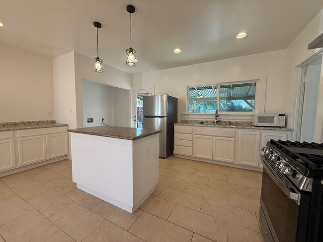 Building Photo - Charming Campbell 3 Bedroom 1 Bath Home with Backyard and Basement