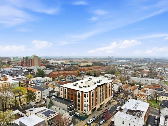 Building Photo - 649 38th St