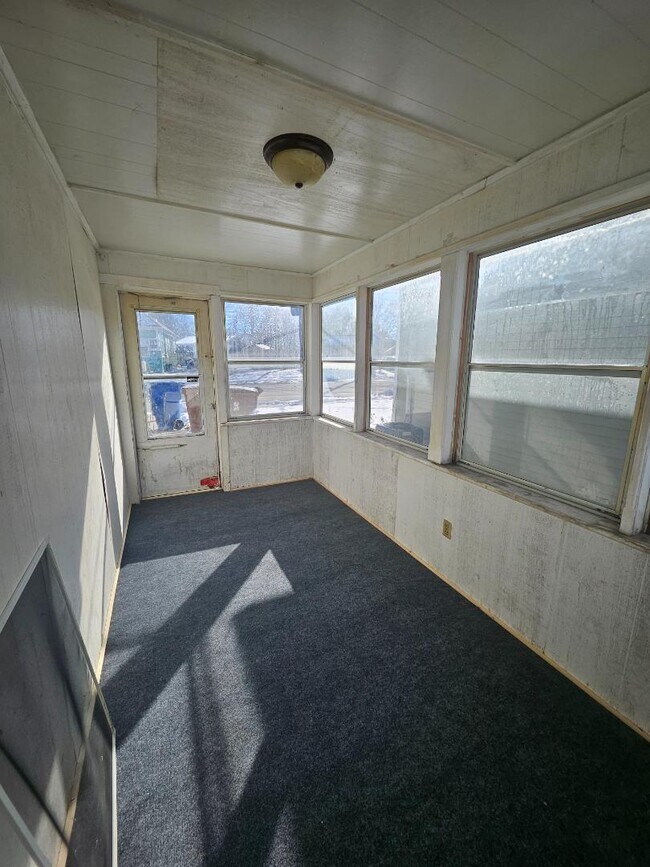 Building Photo - 370 Ahnaip St