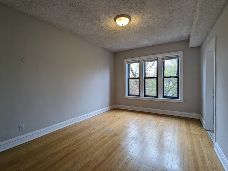 Primary Photo - 3523 N Racine Ave