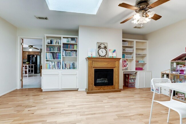 Building Photo - Spacious home on 1/3 of an acre w/ BONUS F...