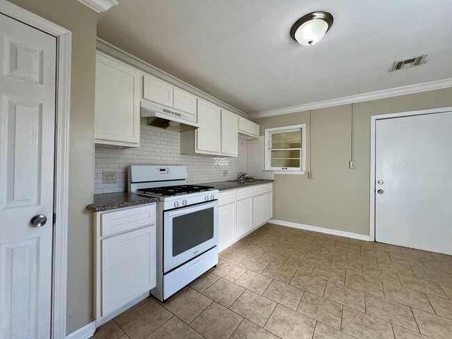 Building Photo - Charming & Fully Remodeled 2-Bedroom Home ...