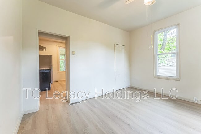 Building Photo - 907 Floral Ave