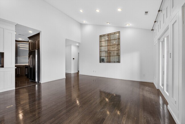 Building Photo - 155 N Hanley Rd