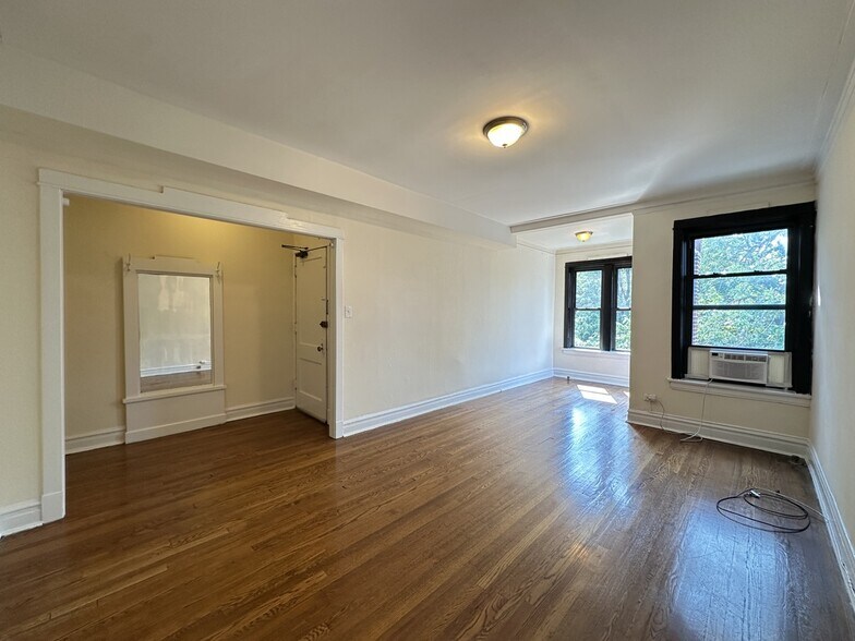 Building Photo - 2647 N Sawyer Ave