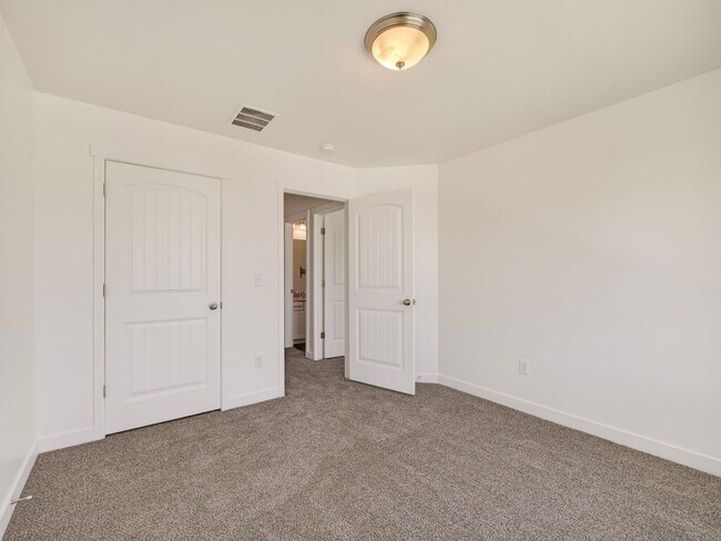 Building Photo - 98 E Harmony Ct