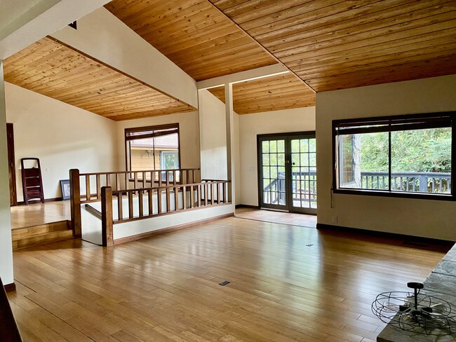 Open floor plan high ceilings - 178 Muerdago Rd