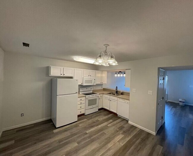 Building Photo - 2 Bedroom || 1.5 Bathroom Townhome