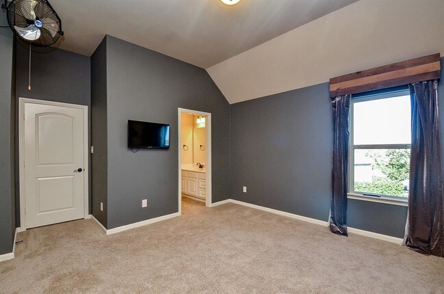 Building Photo - 2703 Bonnie Bray Dr