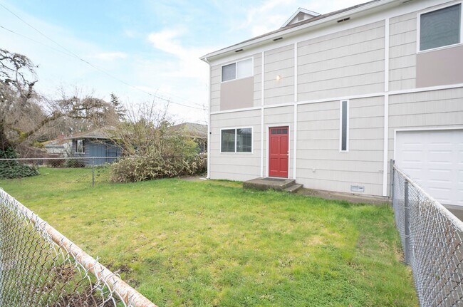 Building Photo - Remodeled 2BR w/ Garage, Fenced Yard & Stainless Steel Appliances